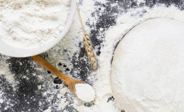Hamur, buğday ve un masada kaşık