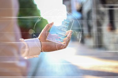 Adam şehirde şeffaf akıllı telefon kullanıyor.