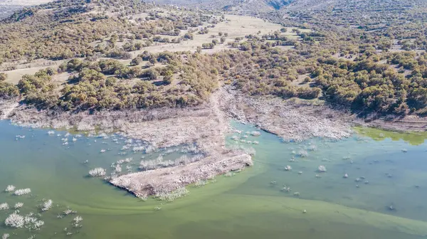 Dağlardaki nehrin doğa arka planındaki havadan görünüşü