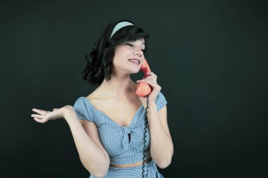 Turuncu Retro Telefondan Konuşan Genç Kadın. Klasik Kız Konuşan Pin Up Telefonu