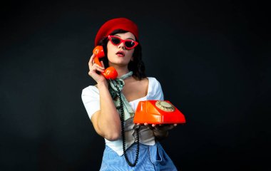 Turuncu Retro Telefondan Konuşan Genç Kadın. Klasik Kız Konuşan Pin Up Telefonu