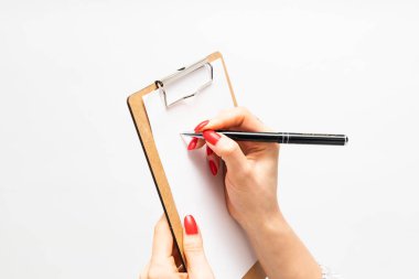 Kalemle bir kişi panoya yazı yazıyor.