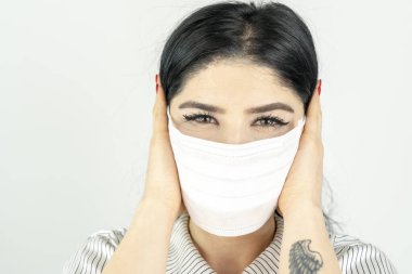 SARS-CoV-2 'ye karşı cerrahi maskeli genç bir kadın. COVID-19 Salgın Coronavirüs Genç kız yüz maskesi takıyor