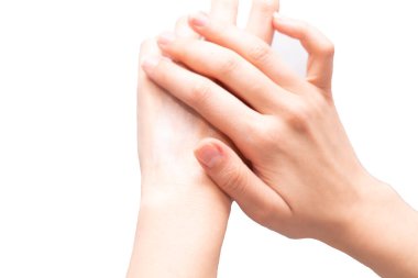 Bir kadın ellerine losyon sürüyordu. Kadın cildini nemlendirmek için zaman harcarken, kendine özen ve rahatlama kavramı