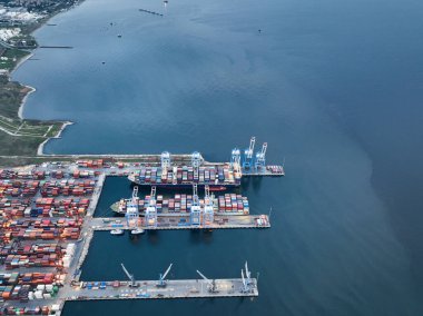 Ticari nakliye limanı. ticari gemiler limana yükleniyor ve boşaltılıyor