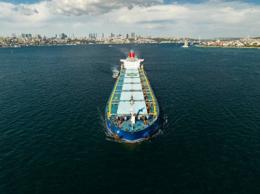 Büyük bir gemi okyanusta hareket ediyor. ticari kargo gemisi hava görüntüsü