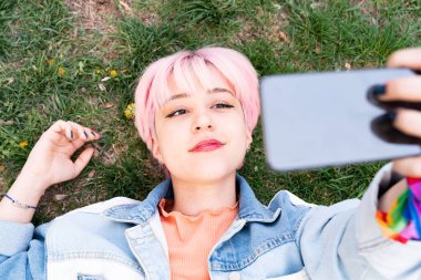 Mutlu genç kadın alarak selfie