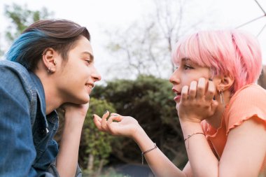 İki genç kadın uzanıp çizimlerini gözden geçiriyorlar. dostluk kavramı