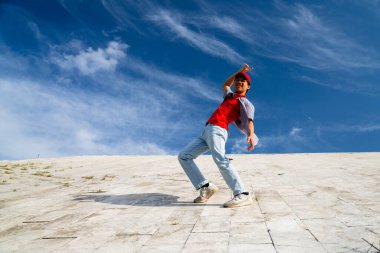 Mavi gökyüzü geçmişindeki mutlu adam. Mavi bir arka planda gülümseyen Asyalı bir adamın portresi..