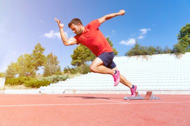 Stadyum, koşan adam koşucu ve atlet bloğunu koşucu ve atletizm pistinde başlatıyor.