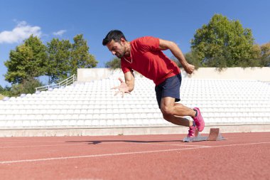 Stadyum, koşan adam koşucu ve atlet bloğunu koşucu ve atletizm pistinde başlatıyor.