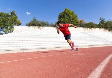 Stadyum, koşan adam koşucu ve atlet bloğunu koşucu ve atletizm pistinde başlatıyor.