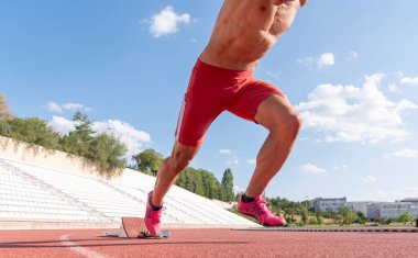 Stadyum, koşan adam koşucu ve atlet bloğunu koşucu ve atletizm pistinde başlatıyor.