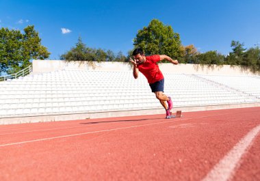 Stadyum, koşan adam koşucu ve atlet bloğunu koşucu ve atletizm pistinde başlatıyor.