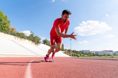 Stadyum, koşan adam koşucu ve atlet bloğunu koşucu ve atletizm pistinde başlatıyor.