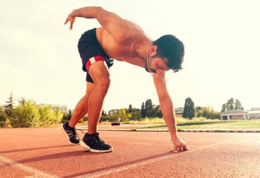 Stadyum, koşan adam koşucu ve atlet bloğunu koşucu ve atletizm pistinde başlatıyor.