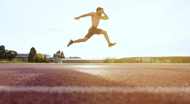 Uzun atlayan ve yüksek atlayan bir atlet