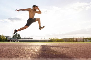 Uzun atlayan ve yüksek atlayan bir atlet