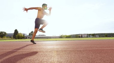 Uzun atlayan ve yüksek atlayan bir atlet