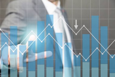 Takım elbiseli bir işadamı dijital ekranda sanal bir tabloya dokunuyor. finans parası ve şeması