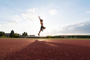 Uzun atlayan ve yüksek atlayan bir atlet