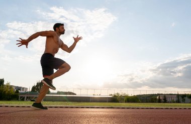 Uzun atlayan ve yüksek atlayan bir atlet