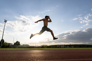 Uzun atlayan ve yüksek atlayan bir atlet