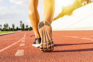 Stadyumda koşan ayaklar, ayaklara yakın çekim, spor arka plan, kopya için alan