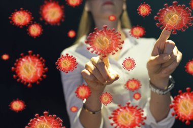 VR gözlük takan kadın sanal dünyada virüsleri görüyor