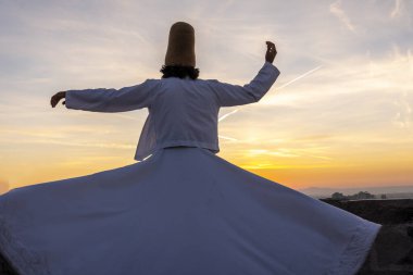 Sufi girdabı (Türkçe: Semazen), Sufiler arasında ortaya çıkan bir Sama ya da fiziksel olarak aktif meditasyondur..
