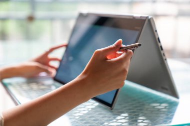 Kadın bağımsız geliştirici kodlama ve programlama. Kod dili ve uygulaması olan ekranlar üzerinde kodlama.