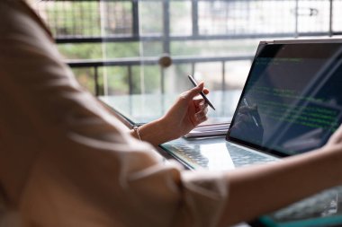 Kadın bağımsız geliştirici kodlama ve programlama. Kod dili ve uygulaması olan ekranlar üzerinde kodlama.