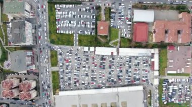 Park halindeki arabaların hava görüntüsü. Hava manzaralı otopark ve araba. Dışarıdaki alışveriş merkezinin hava manzarası.