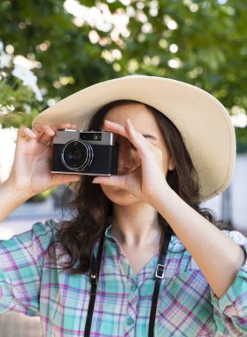 Genç turist kadın şehirde fotoğraf çekiyor.     