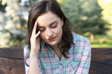 Bunalımlı bir kadın. Elleri başında depresyonda bir kadın.