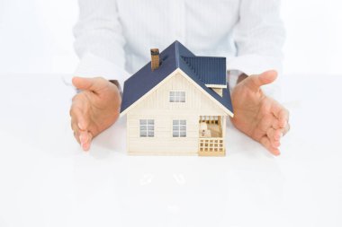 Emlak sigortası konsepti. Evinizi koruyun.