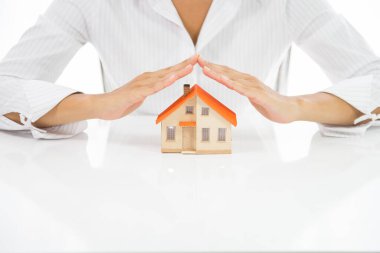 Emlak sigortası konsepti. Evinizi koruyun.