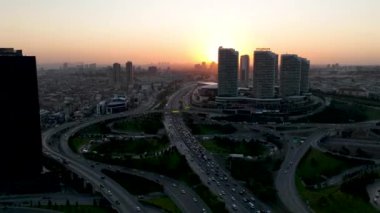 Şehir trafiği hava görüntüsü hızlandırılmış. İstanbul hava trafiği ve binaların gece görüşü. İstanbul, Türkiye - 19 Haziran 2024