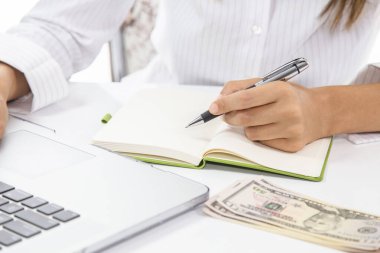 Kadın onun maliyesi üzerinde gidiş