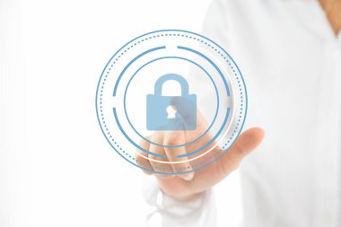 Sanal ekrandaki kilit simgesine dokunan iş kadını siber güvenlik kavramı kişisel verileri koruyor