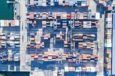 Uluslararası düzen konsepti için derin limandaki kargo konteynırının yükleme ve boşaltma konteynırlarının hava üst görünümü.