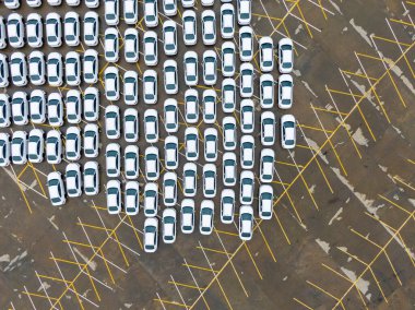 Fabrikadan ayrılan arabalar uluslararası ticaret için limanda bekliyor.