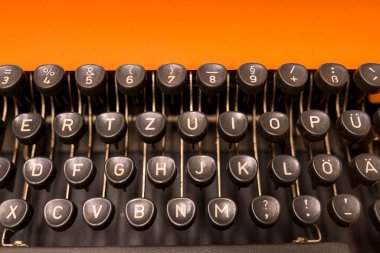 Eski moda daktiloya yakın çekim