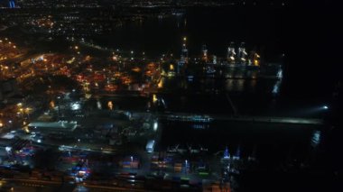Konteyner gemisinin yükleme ve boşaltma işleminin yukarıdan görüntüsü. ticari liman akşamı