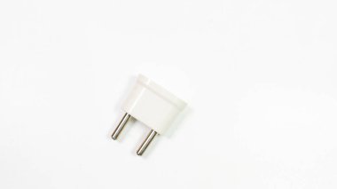 İki çatallı beyaz bir fiş beyaz bir arkaplanda oturur