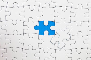 Bir parçası eksik yapboz.