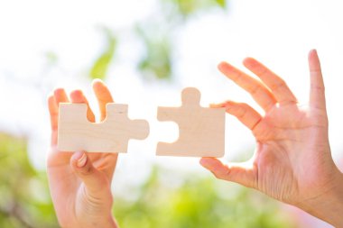 iki eli puzzle parçaları bağlanmaya çalışıyor