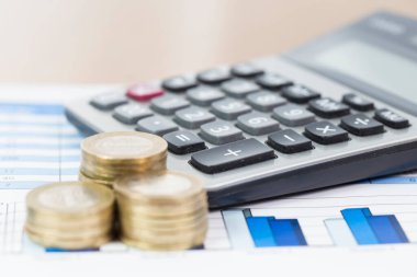 Finansal veriye sahip kağıtlara para ve hesap makinesinin yakın görüntüsü      