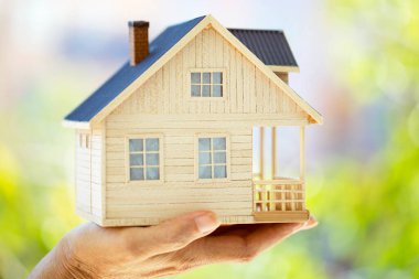 El ele tutuşma küçük model ev. Ev koruma kavramı