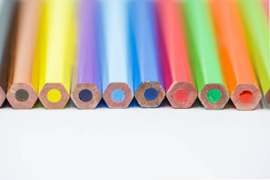 Ortadaki kırmızı renkli olan bir sıra renkli kalem.